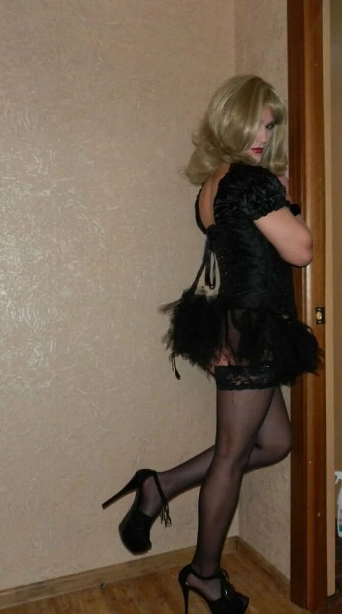 мальчик в женском платье. парни в женском. мальчики в женском домашнее. женственный парень частное. женственный парень в платье.