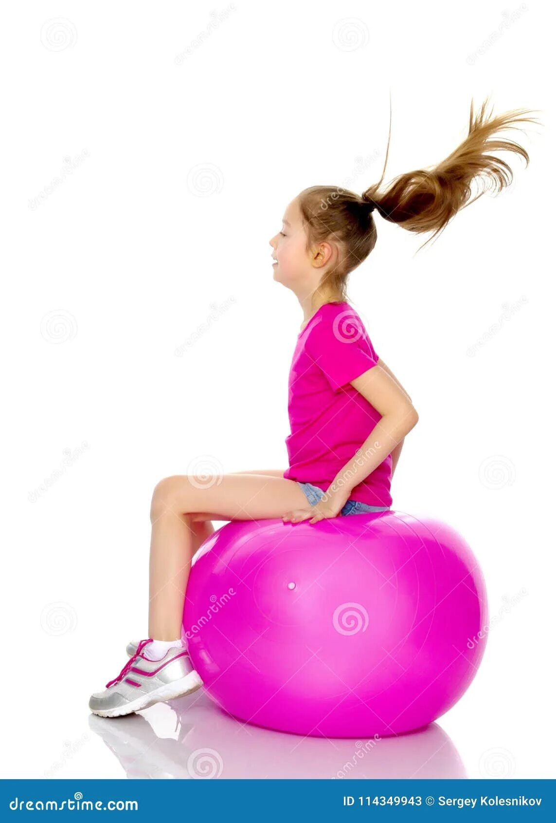 Девочка с мячом. Маленькая девочка мяч для фитнеса. Девушка сидит на шаре. Девочка прыгает на мячике.