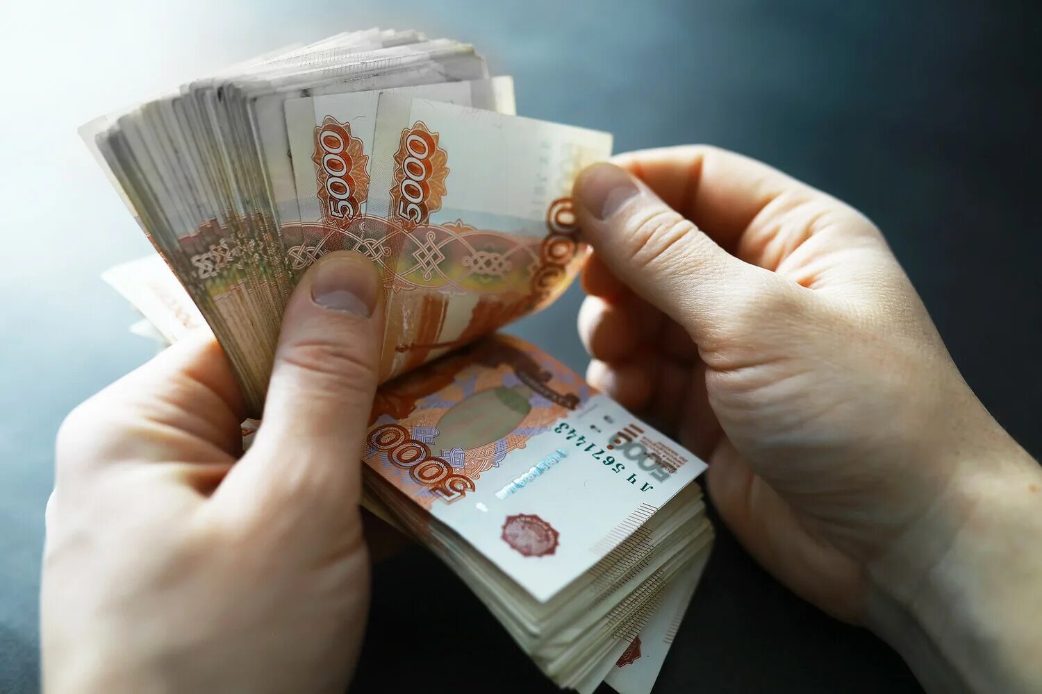 Выплата миллион рублей. Миллион рублей. наличные деньги. 1 миллион рублей фото.
