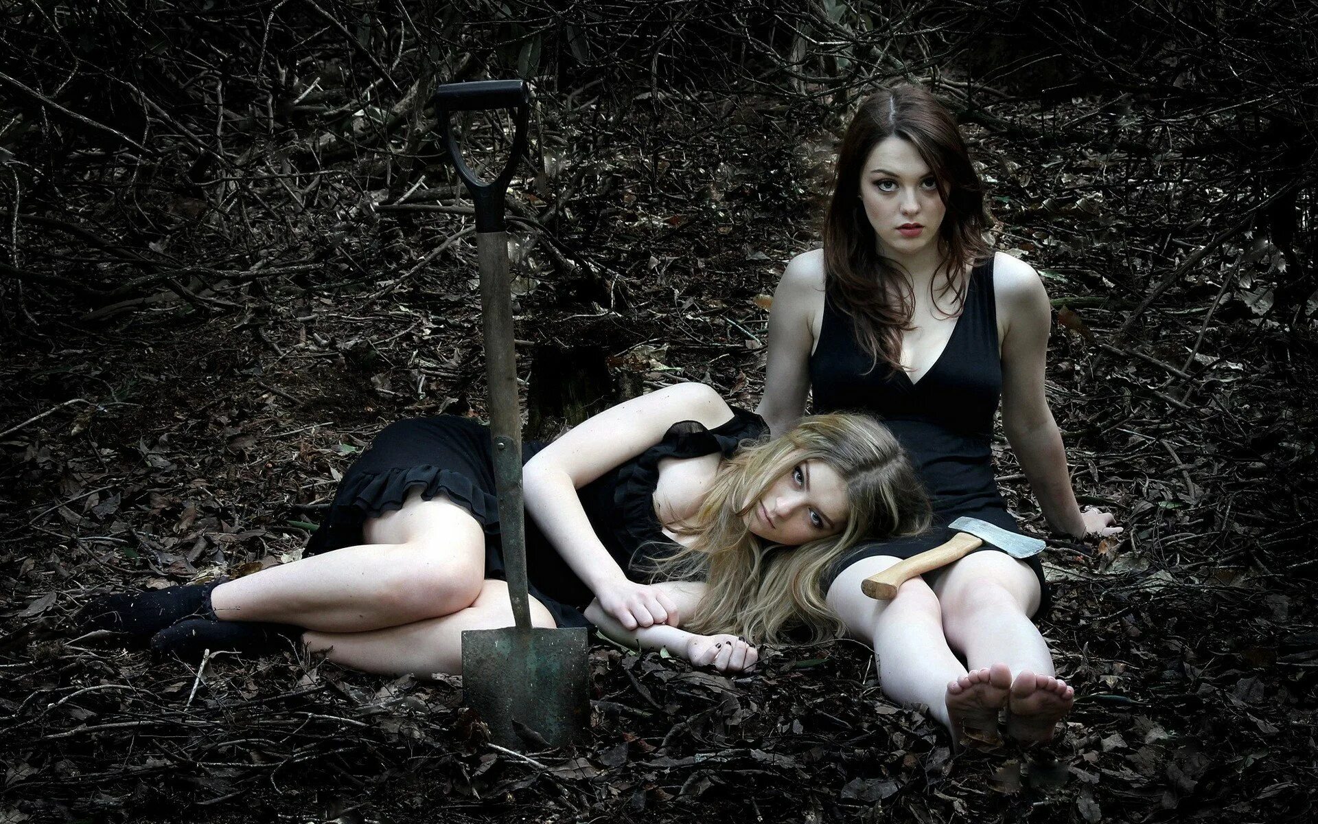 Девушки маньяки. Imogen Dyer в лесу. Красивые девушки маньячки. Две девушки на кладбище.