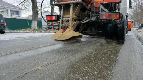 В гололедицу дороги посыпают песком величину какой