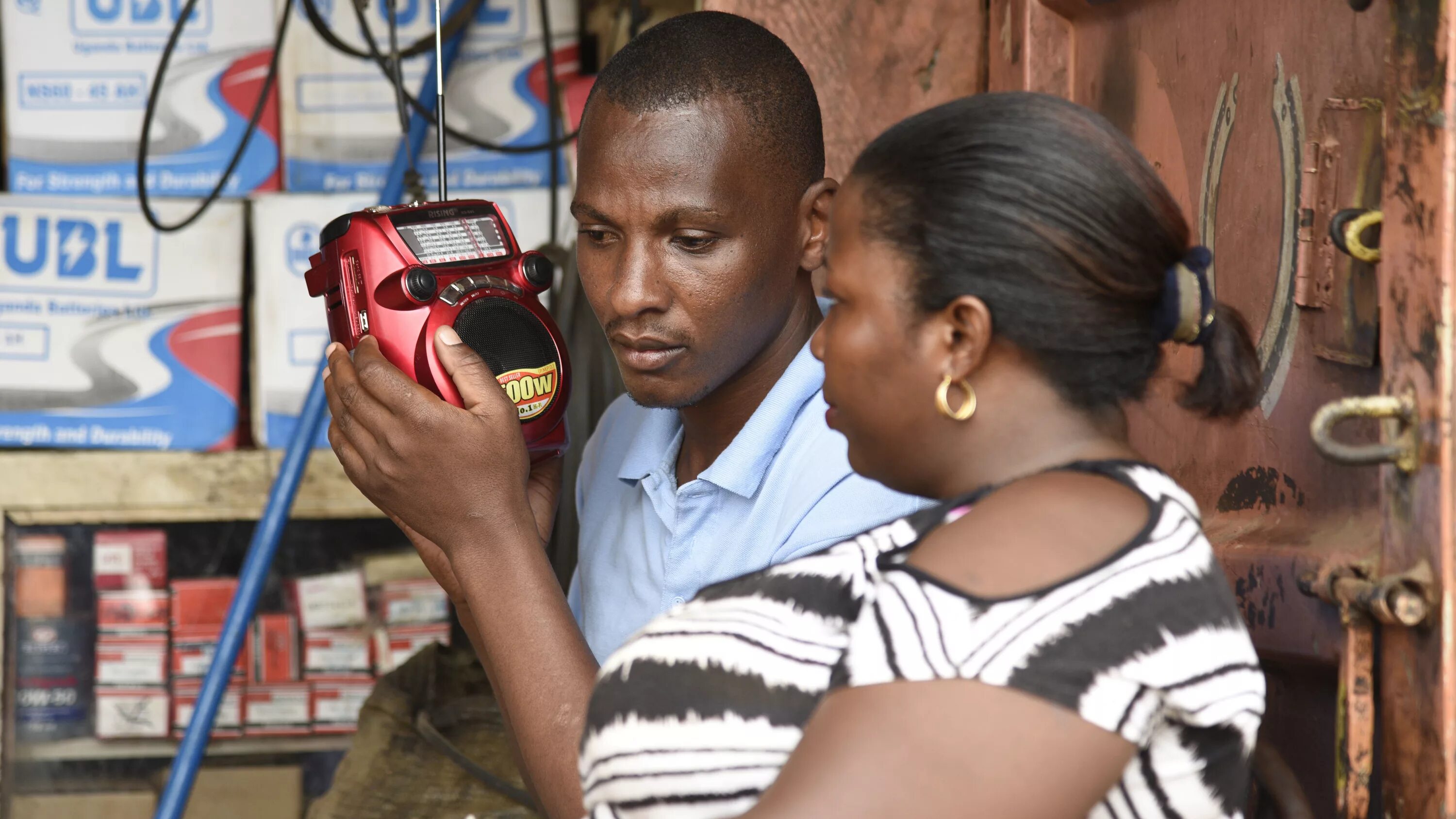девушка в наушниках. They were listening to the radio. человек с радиоприемником. радио 1940-х годов. Radio in 1940.