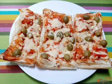 Пицца из слоеного теста в микроволновке
