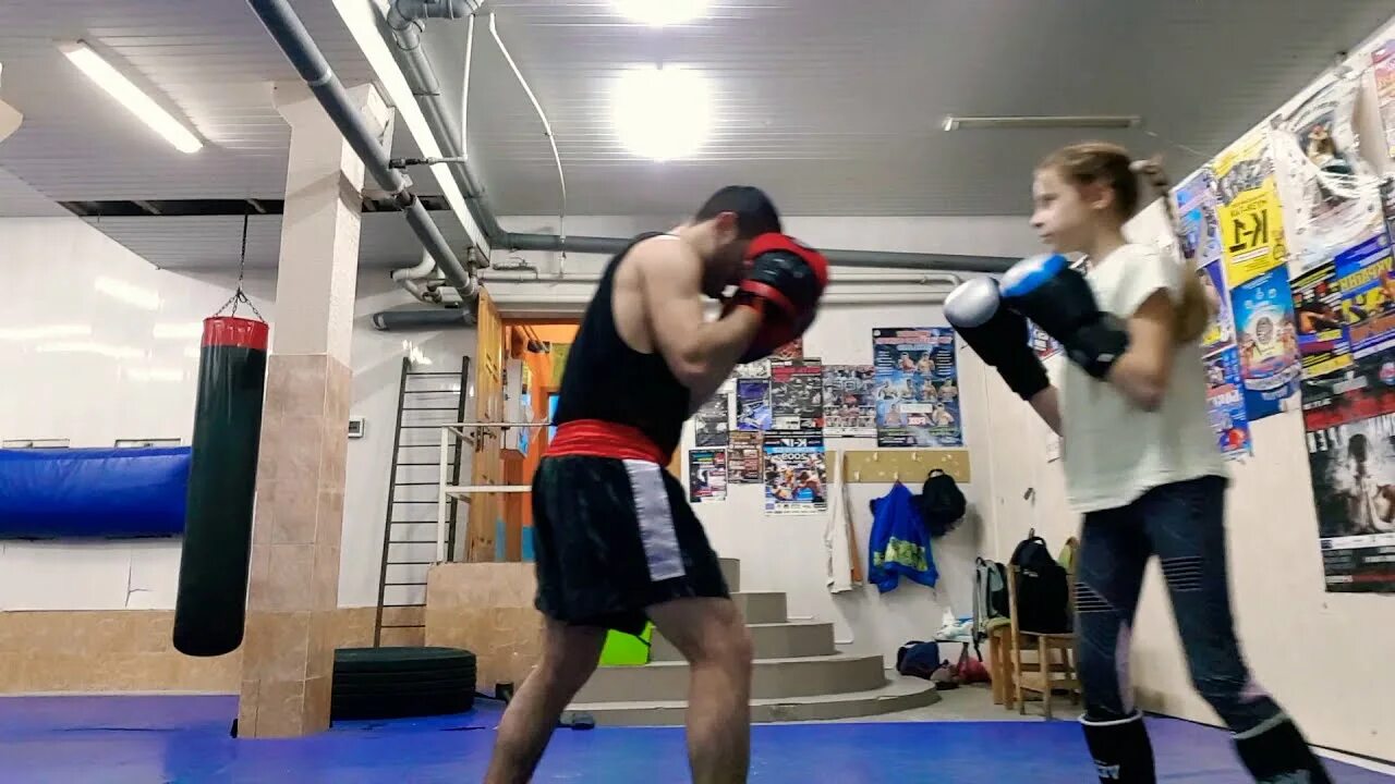 Тренировки по кикбоксингу. Тренировка по кикбоксингу. Игровые упражнения кикбоксинг. Основная часть тренировки по кикбоксингу. Видеоурок кикбоксинг.