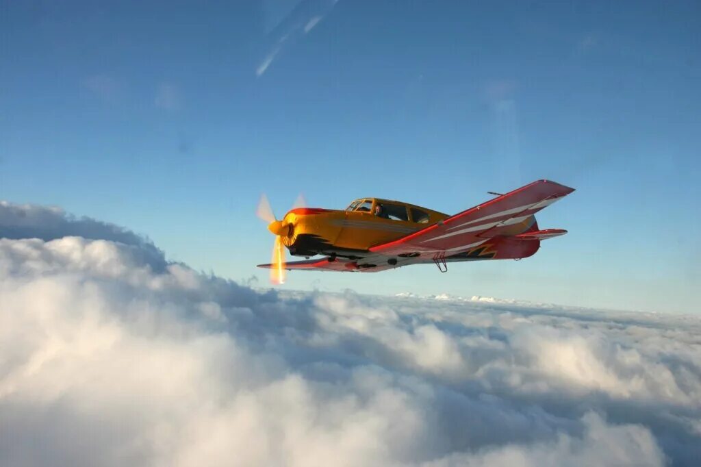 Фото самолетов летающие. Самолёт як-18т. Самолет в небе. Паллеты самолеты. Спортивный самолет в небе.