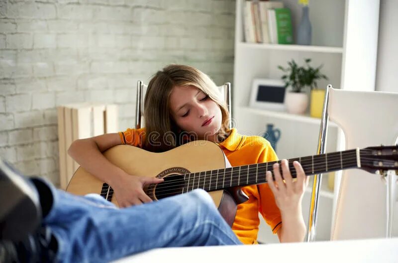 Студенты играют на гитаре. Мальчик играет на гитаре. Группа подростков играющих на гитаре. Играть на гитаре молодая