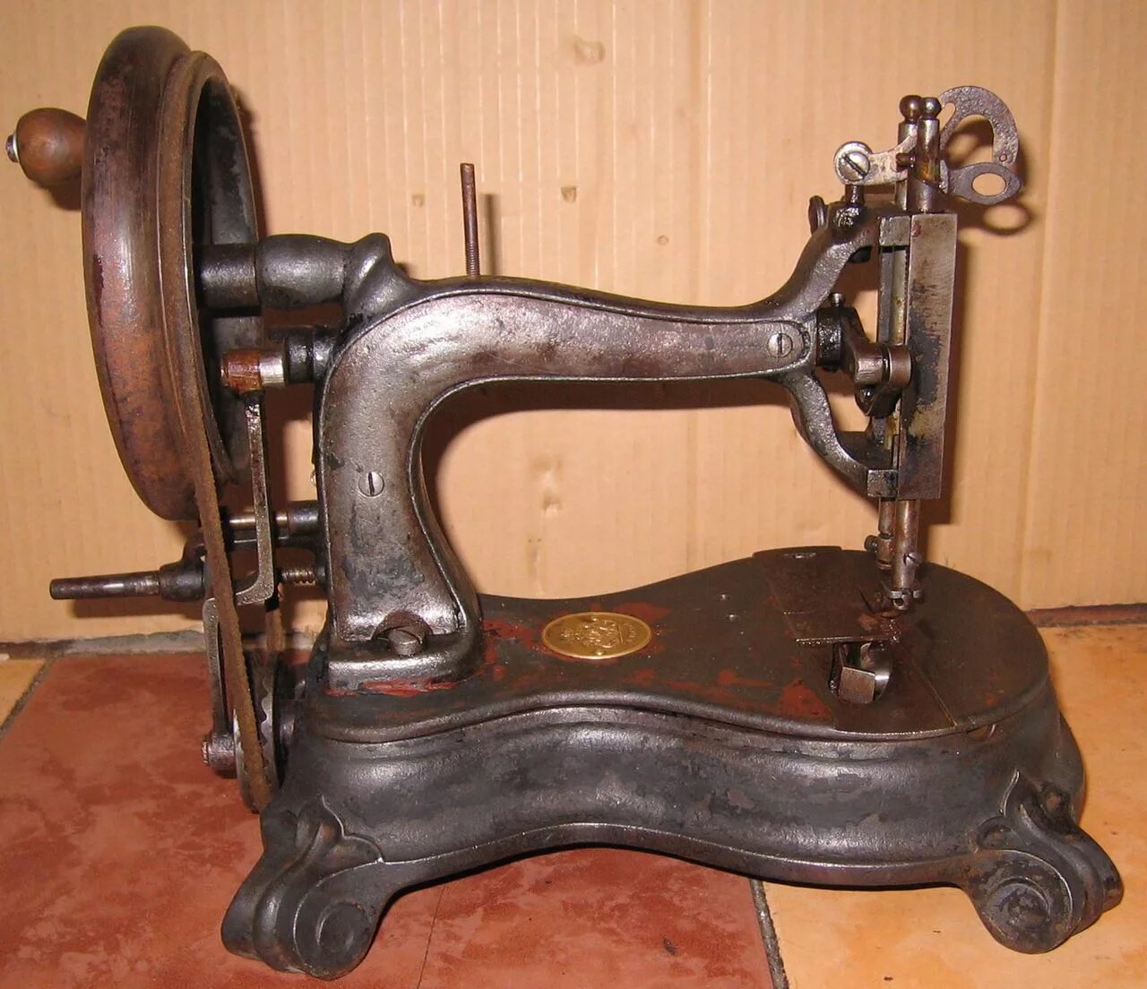 Сколько стоят старинные машинки. Швейная машинка (Zinger super 2001). Старинная швейная машинка Зингер. Швейная машинка Зингер чугунная 18 века. Швейная машинка Зингер 1867 года.