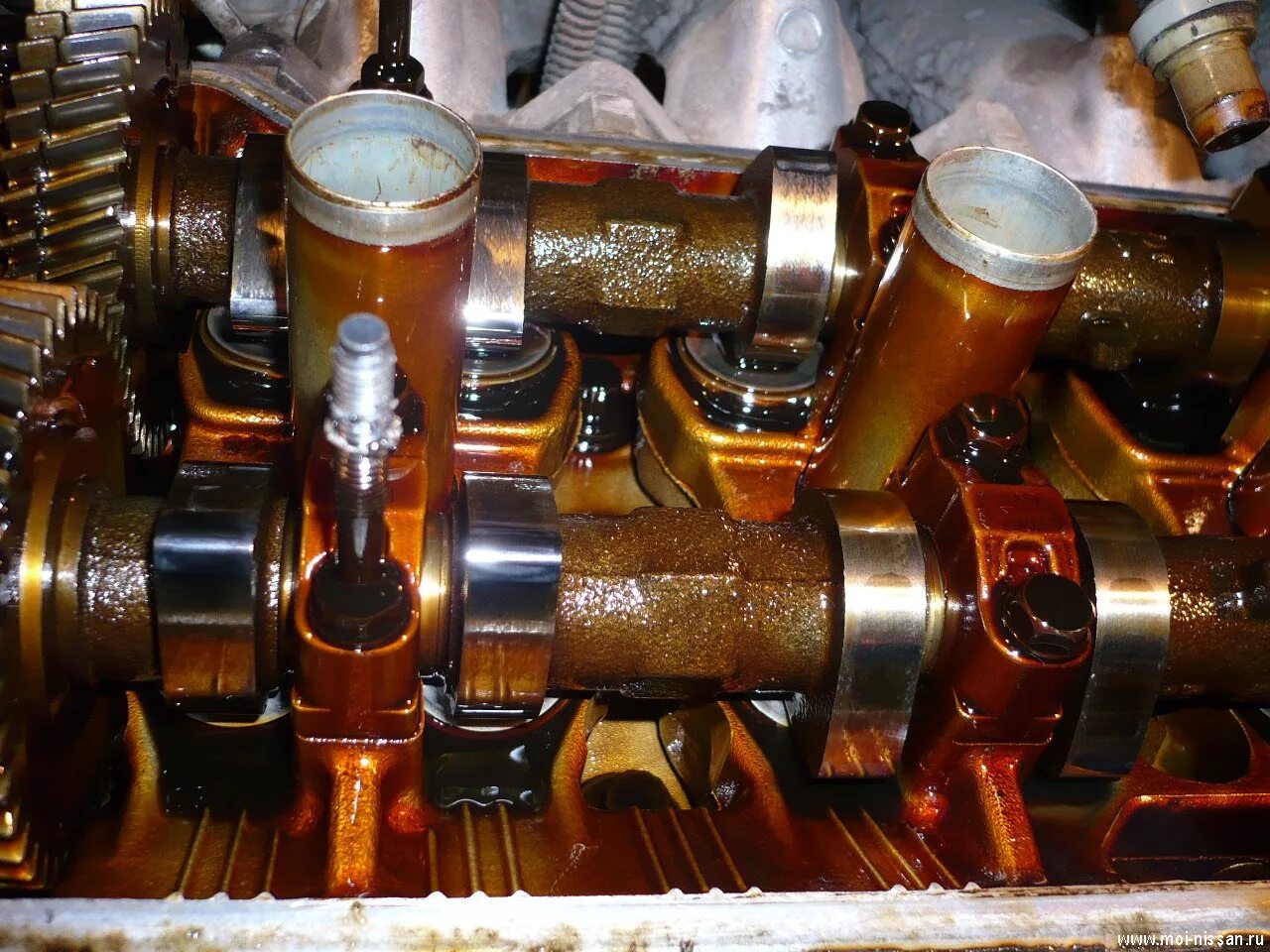 масляное голодание. закоксованный мотор. двигатель после моторного масла кастрол. двигатель масло происходить. масло в двигатель.