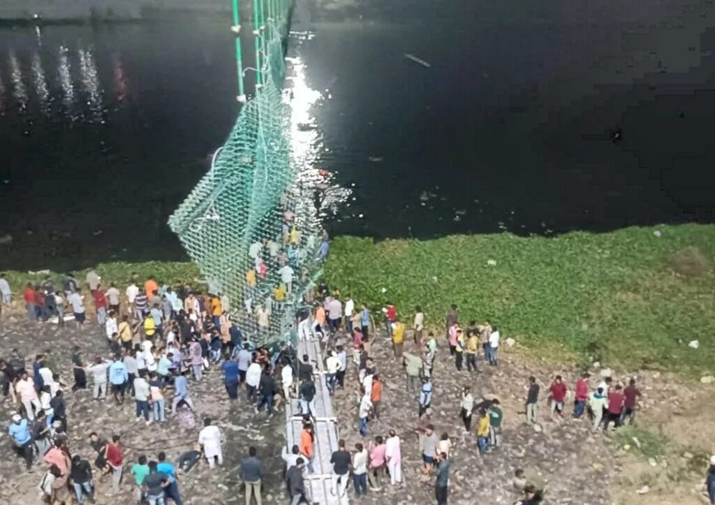 Сколько людей погибло на мосту. Подвесной мост. Рухнул подвесной мост. Подвесной мост в Гуджарате. Мост Морби в Индии.