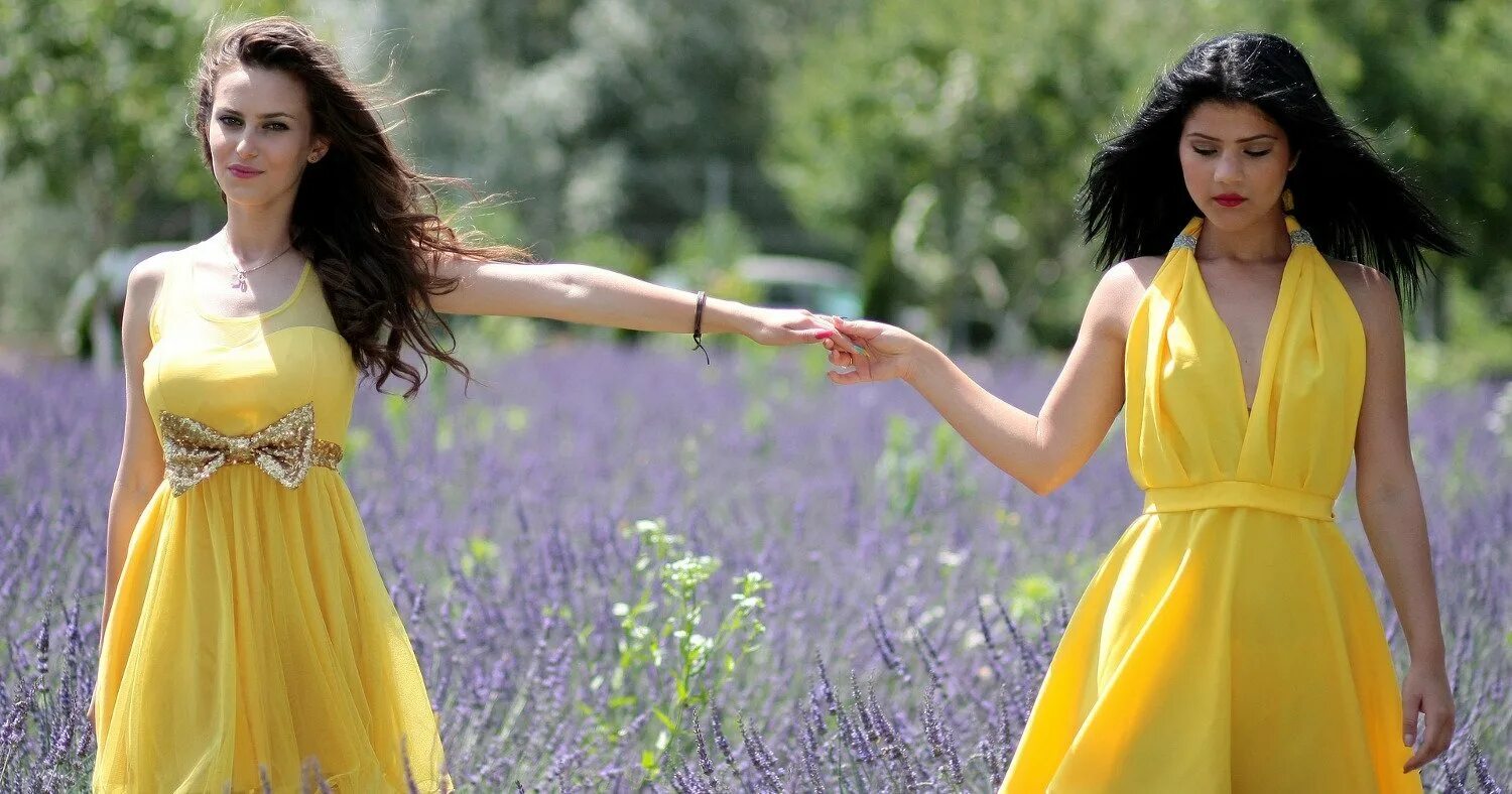 Красивая девушка с книгой в руках. Застенчивая девушка. Девушка в платье летнем красивая. She is a simple girl. Simple girl picture.