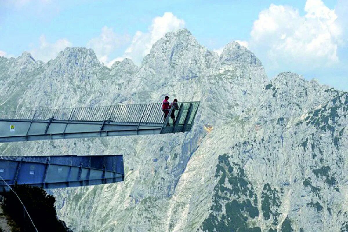 Viewing platform. Смотровая площадка в альпшпитце. alpspix viewing platform. смотровая вышка в горах. высота 4 тысячи метров.