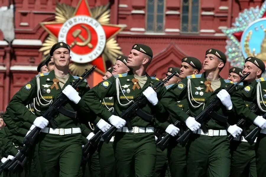 Сегодня праздник 21 февраля. Солдаты на параде. Российская армия парад. Русские солдаты на параде. Российский солдат на параде.