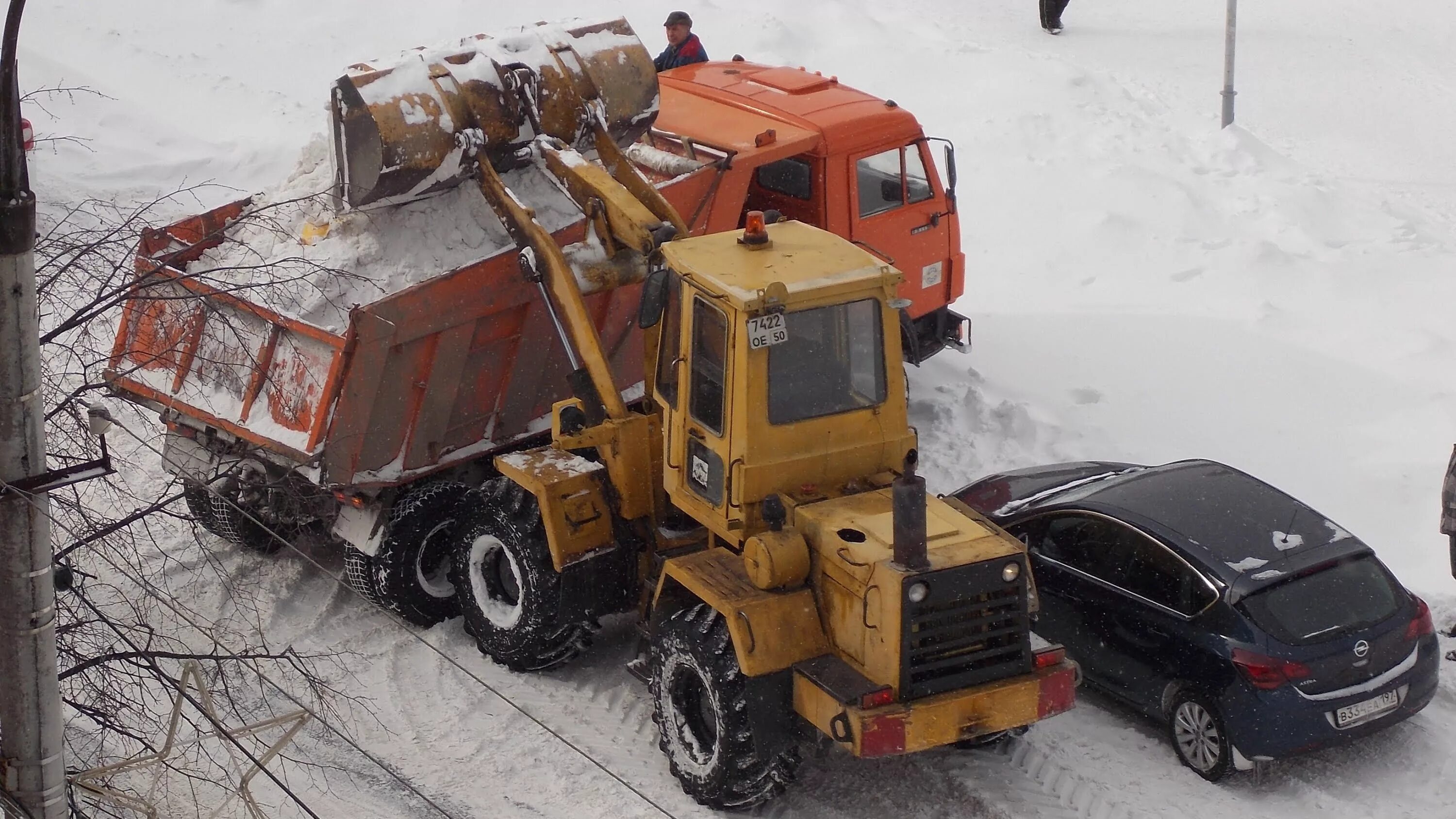 Уборка снега КАМАЗ Амкодор. КАМАЗ 65115 самосвал снег. Уборка снега погрузчиком в КАМАЗ. Погрузка и вывоз снега в КАМАЗ.