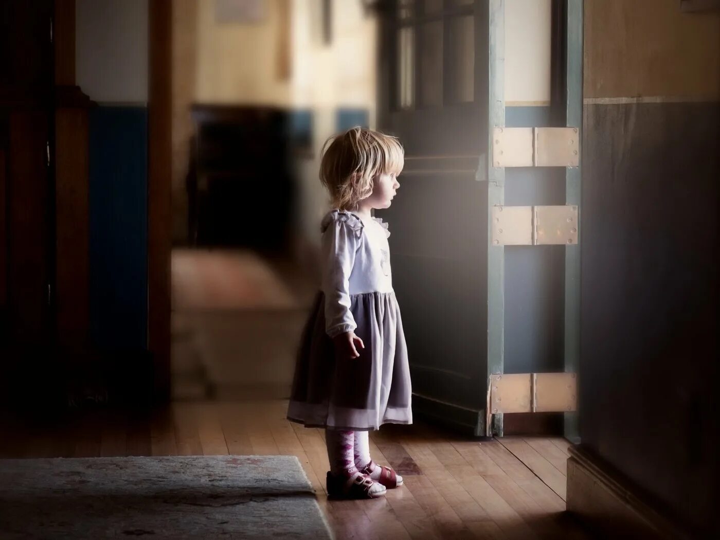 Девочка под дверью. Девочка под дверью. Девочка в дверях. Девочка под дверью. Девочка стоит за дверью.