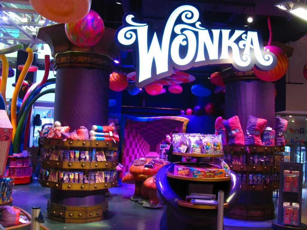 Дубай молл candylicious. Candy toys store. Candy shop магазин сладостей. Candy toys store. Магазин конфет dylan's candy bar.