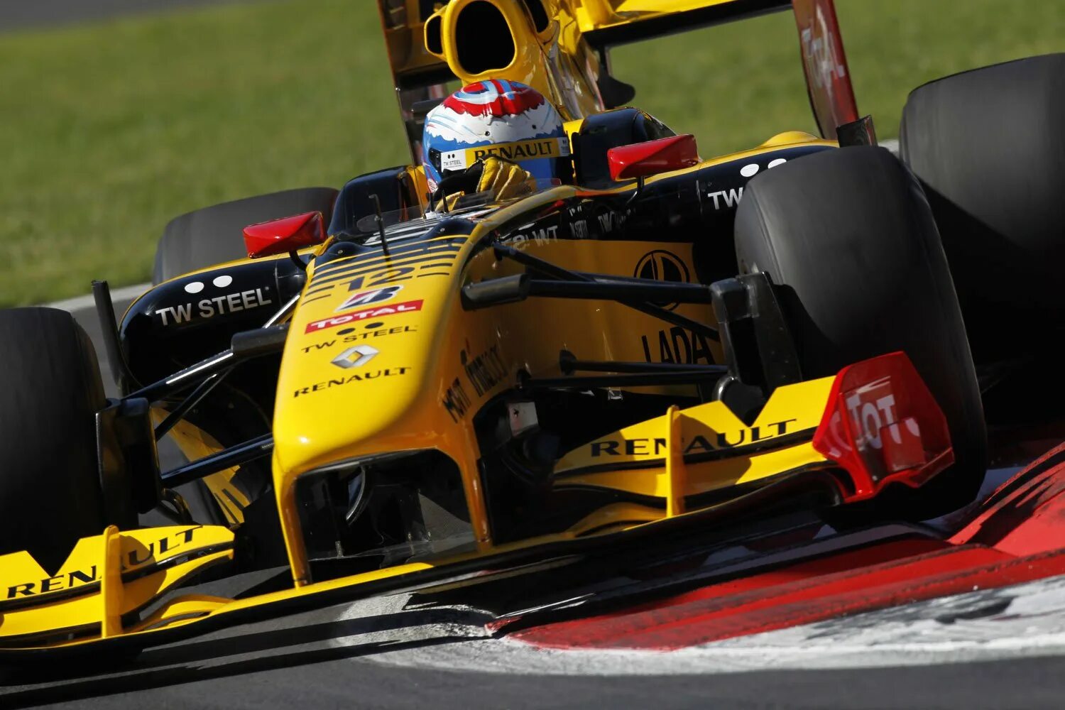 Пилот гонки формула 1. Renault f1 2010.