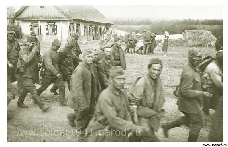 Советские пленные крым 1942. Освобождение военнопленных. Киевский котёл 1941 пленные. Советские военнопленные под конвоем. Пленные советские солдаты под харьковом 1942.