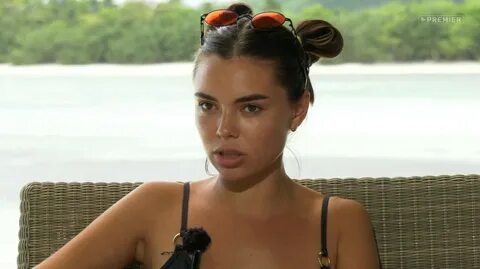 Красивые девушки и юноши строят отношения на райском острове в Индийском ок...