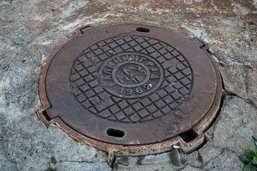 Открытый канализационный люк. Горячий люк. Горячий люк. Канализационный люк бычевский. Люк теплотрассы.