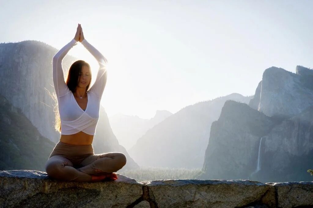Медитация в горах. Йога в горах. Йога на природе. Девушка йога горы. Медитация алекса оник
