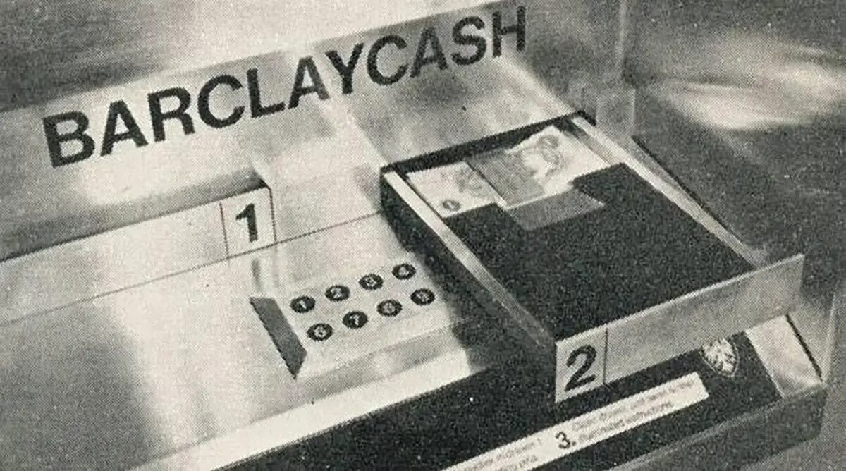 First atm. Первый Банкомат. Первый Банкомат 1967. Самый первый Банкомат. Банкомат изобрели.