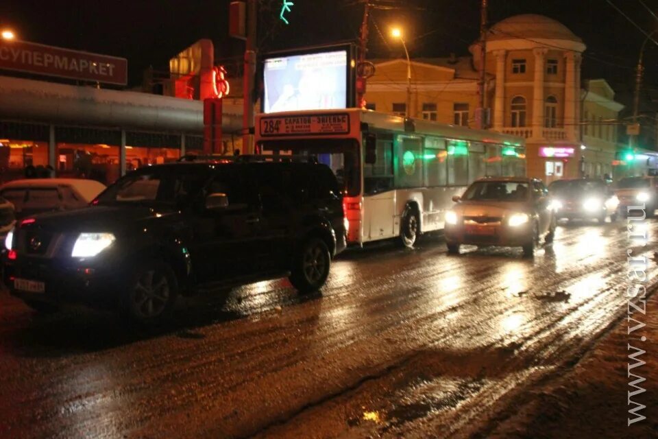 Пробка на мосту Саратов Энгельс. Пробка на мосту Саратов Энгельс сейчас. Новый мост Саратов Энгельс реальные фото ночью из машины.