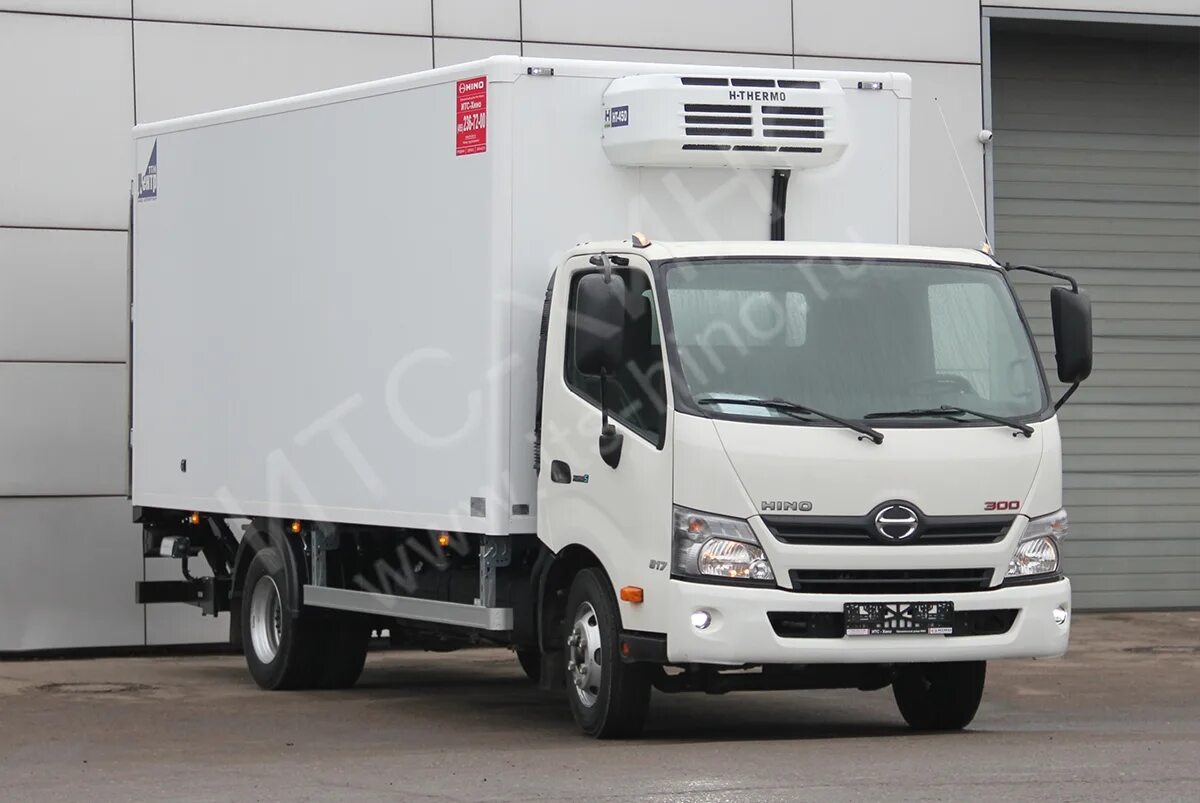 Купить автомобиль 5 тонн. Хино 300 рефрижератор. Хино 300 3,5 тонн. Hino 300 xzu720l-hkfrpw3 рефрижератор. Хино грузовик 3 тонны.