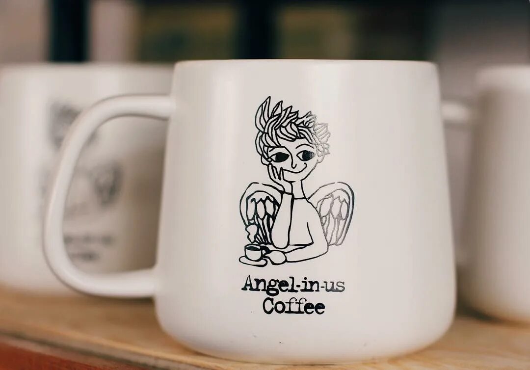 Кофейные ангелы. Ангелочек с кофе. Кофе ангел. Angels Coffee кофейня. Angel-in-us Coffee.