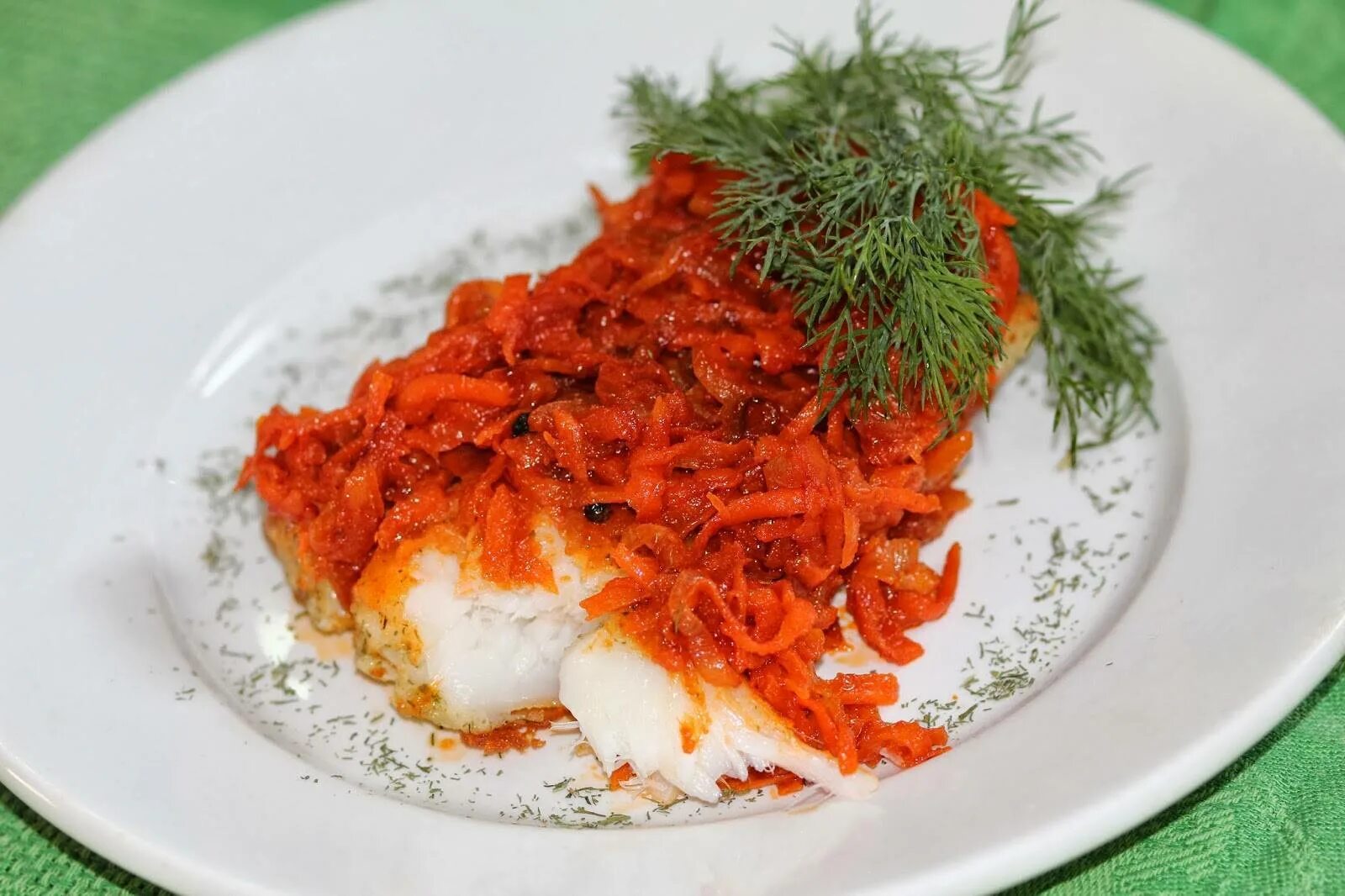 Морковь тушеная с луком и томатом
