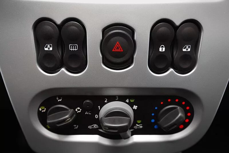 Renault logan 2008. Кнопки рено логан 1. Рено логан 2016 салон. Рено логан 1 с кондиционером. Люстра логан.