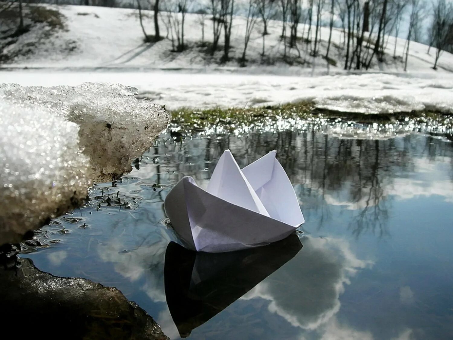 Бумажный кораблик плывет. Весенние ручьи. Бумажный кораблик в ручейке.