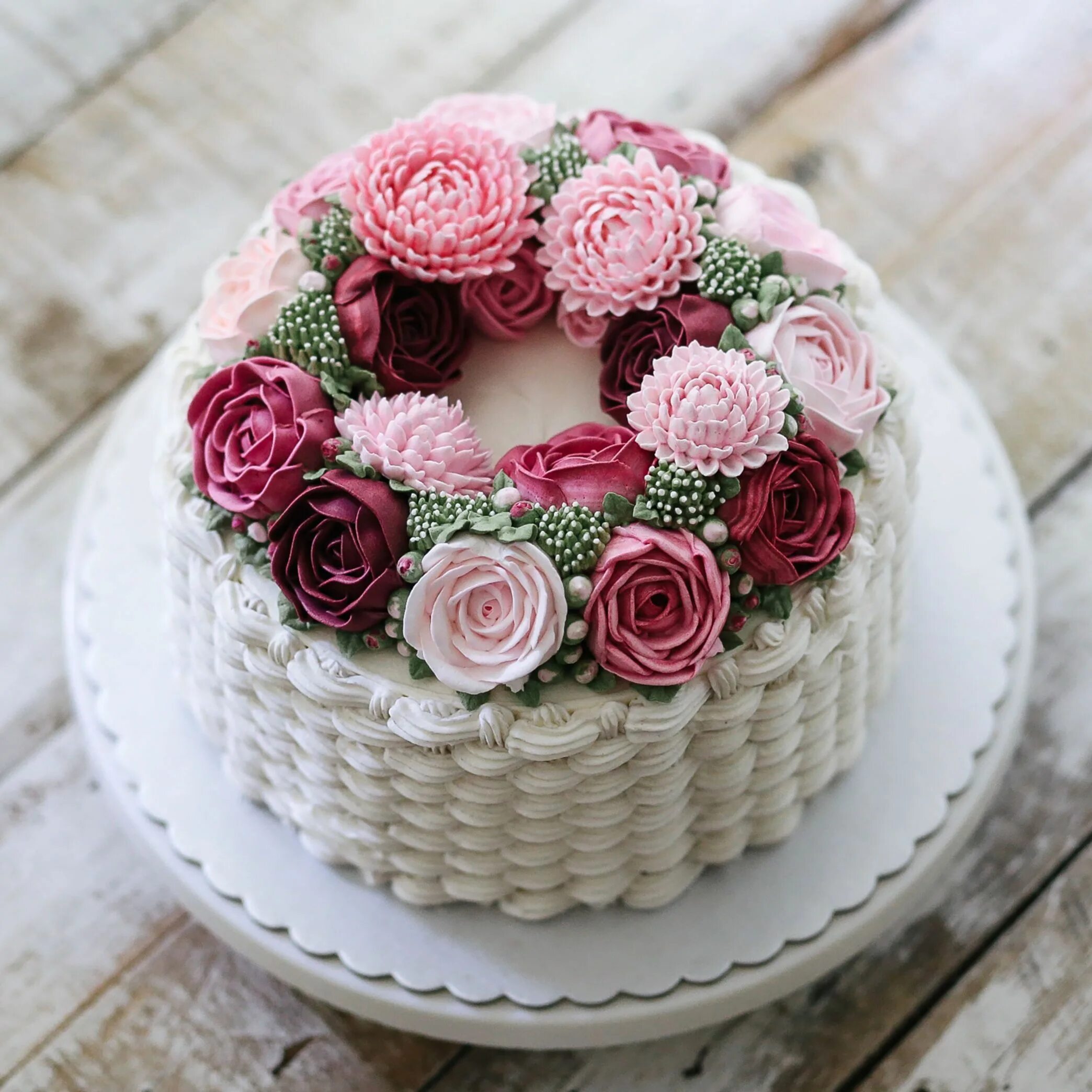 День рождения женщине в домашних условиях. Торт с цветами. Украшение торта цветами из крема. Торт с кремовыми цветами. Красивые тортики кремовые.