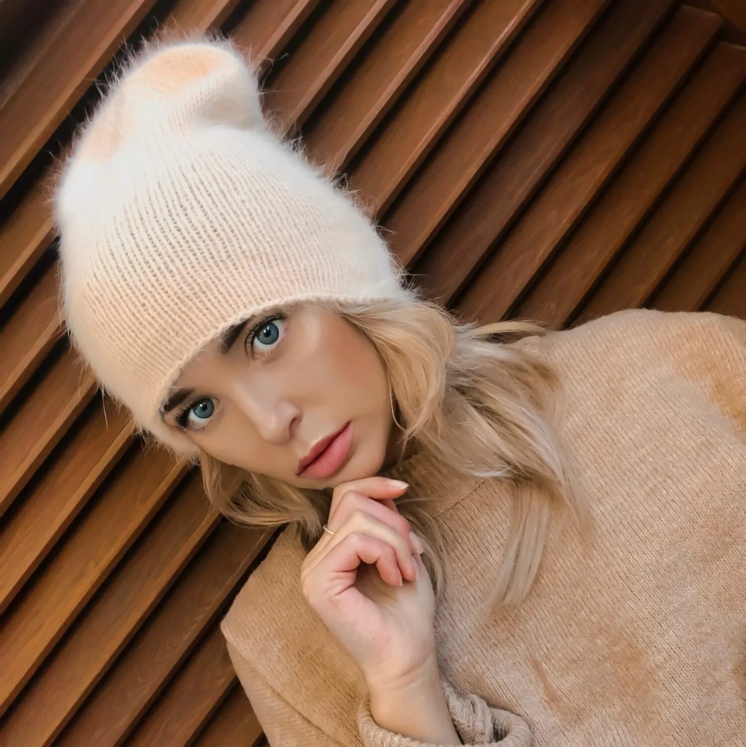 Шапка ангора мондиаль. Шапки легкие женские. Шапки 2022 женские ферзь. Шапка женская зимняя вязаная 2023. Winter hat.