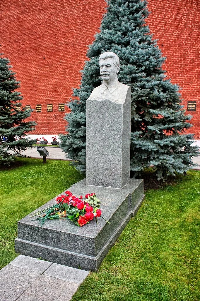 Иосиф виссарионович сталин кладбище. Могила сталина. могила сталина сейчас. сталин иосиф виссарионович похороны. могила сталина фото сейчас.