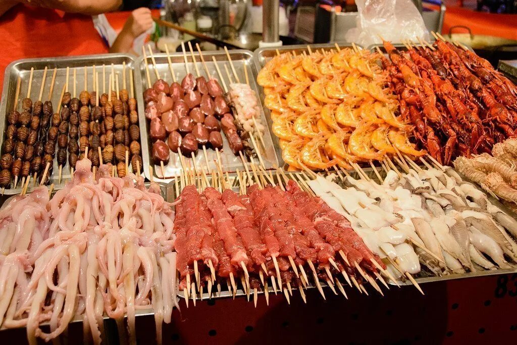 Национальная кухня китая. Уличная еда в пекине. Китай кухня традиционная. Улица закусок ванфуцзин китай. Улица закусок ванфуцзин пекин.