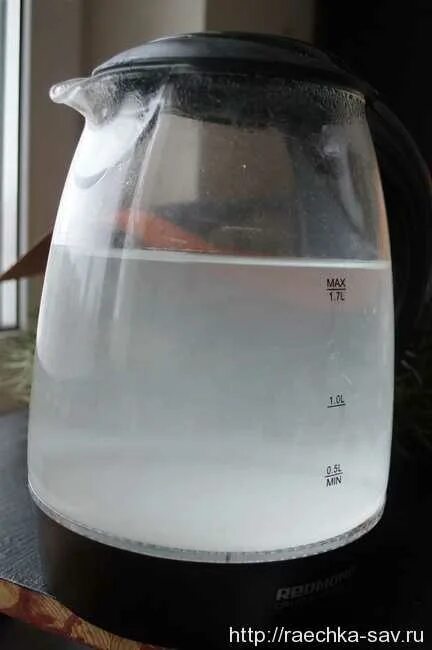 Белый осадок в чайнике после кипячения. Вода в чайнике. вода после кипячения. кипяченая вода с пленкой. осадок в чайнике.