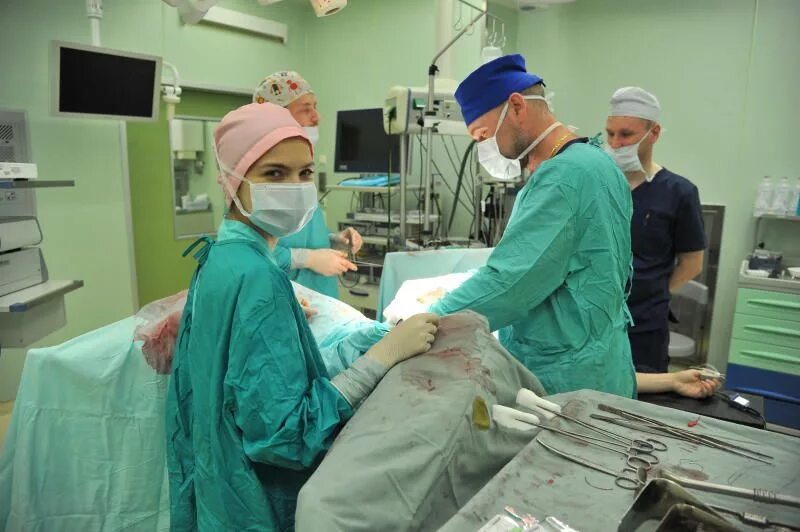 Хирурги больницы буянова. Операционный блок в больнице буянова. Врачи им. Мастер класс по хирургии. Фото врач буянова.