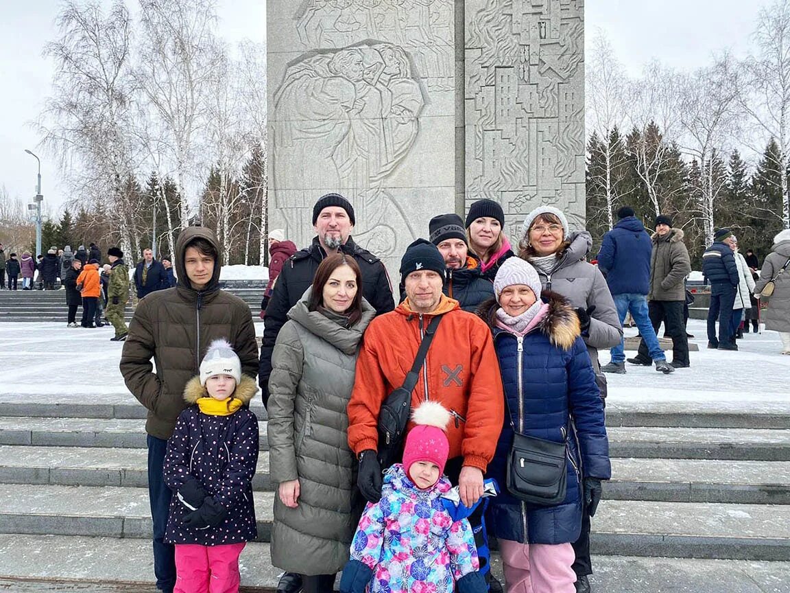 Возложение цветов к Вечному огню. Монумент славы Новосибирск. Возложение цветов картинки. Нроо