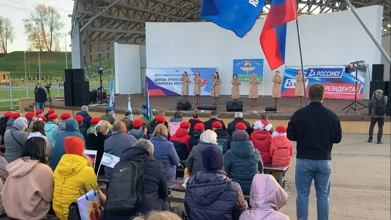 Митинг за Россию. Митинг в поддержку сво. Концерт в поддержку Донбасса. Сцена для митинга в поддержку наших. Митинг в поддержку прошел