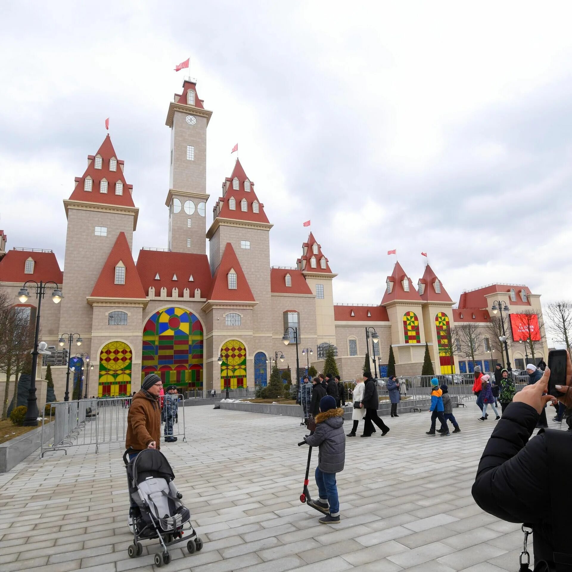 Новый парк чудес. Московский парк Диснейленд. Парк Нагатино Диснейленд. Парк аттракционов в Москве остров мечты. Диснейленд в Москве остров мечты.