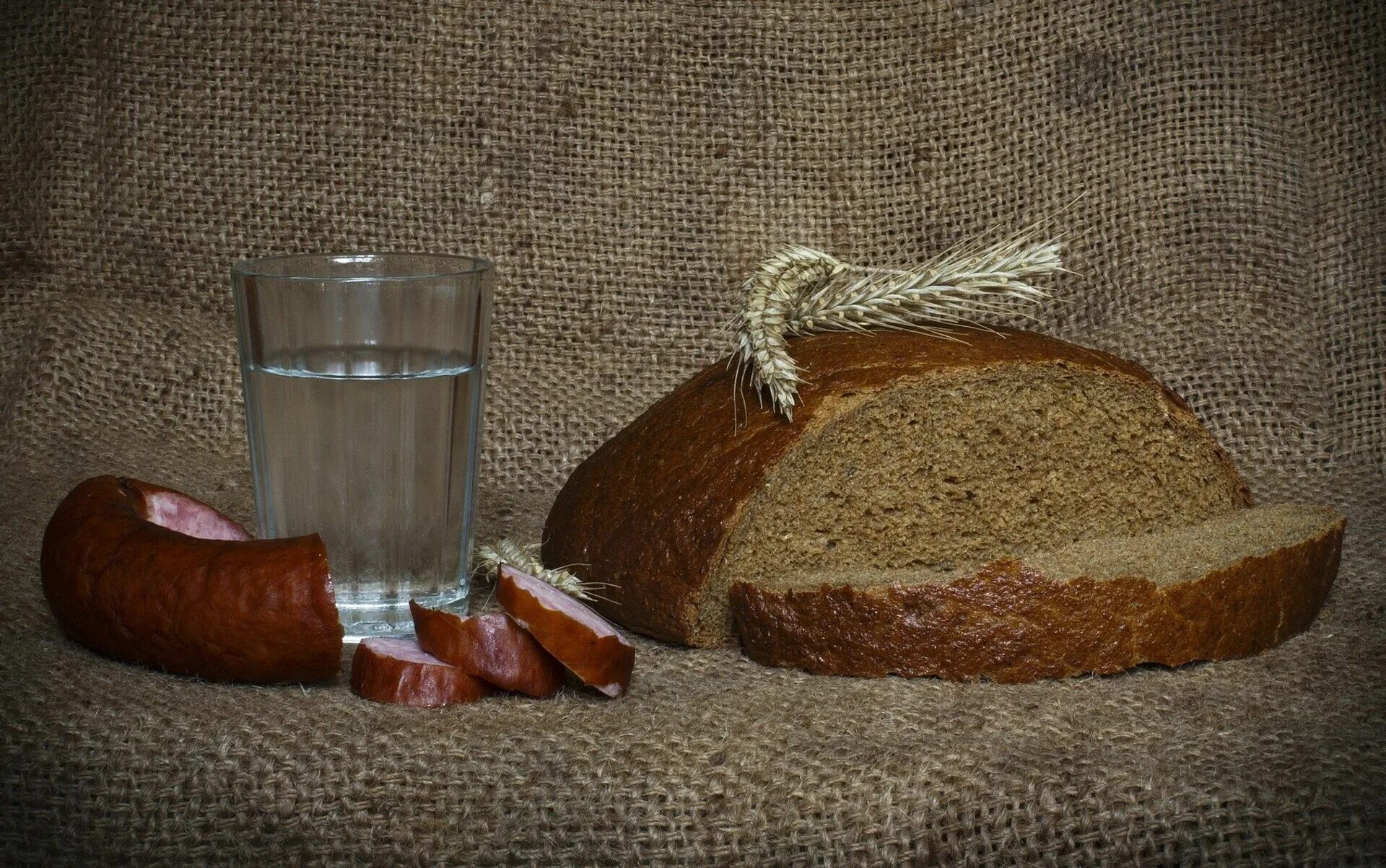Воды и хлеба дай. Хлеб. Натюрморт с хлебом. Хлеб с колбасой. Натюрморт с черным хлебом.