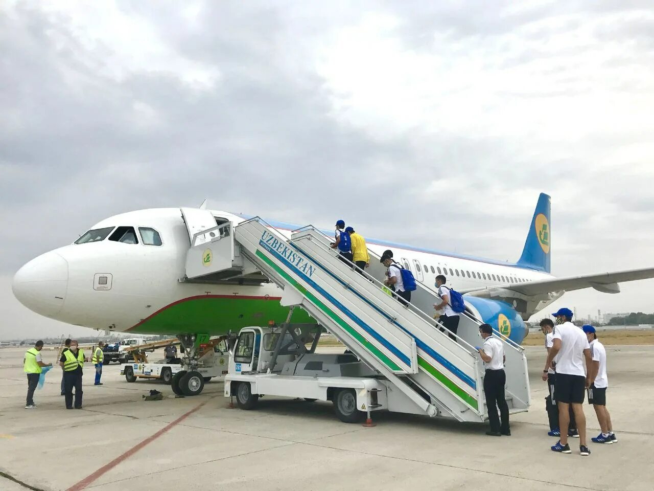 Самолет Uzbekistan Airways. Узбекистон хаво йуллари Узбекистана. Узбекистан Эйрвейз посадка. Самолёт Узбекистан hy9821. Авиарейсы узбекистана