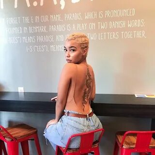 Image may contain: 1 person, standing Cabelo Caheado Curto, Cabelo Curto De...