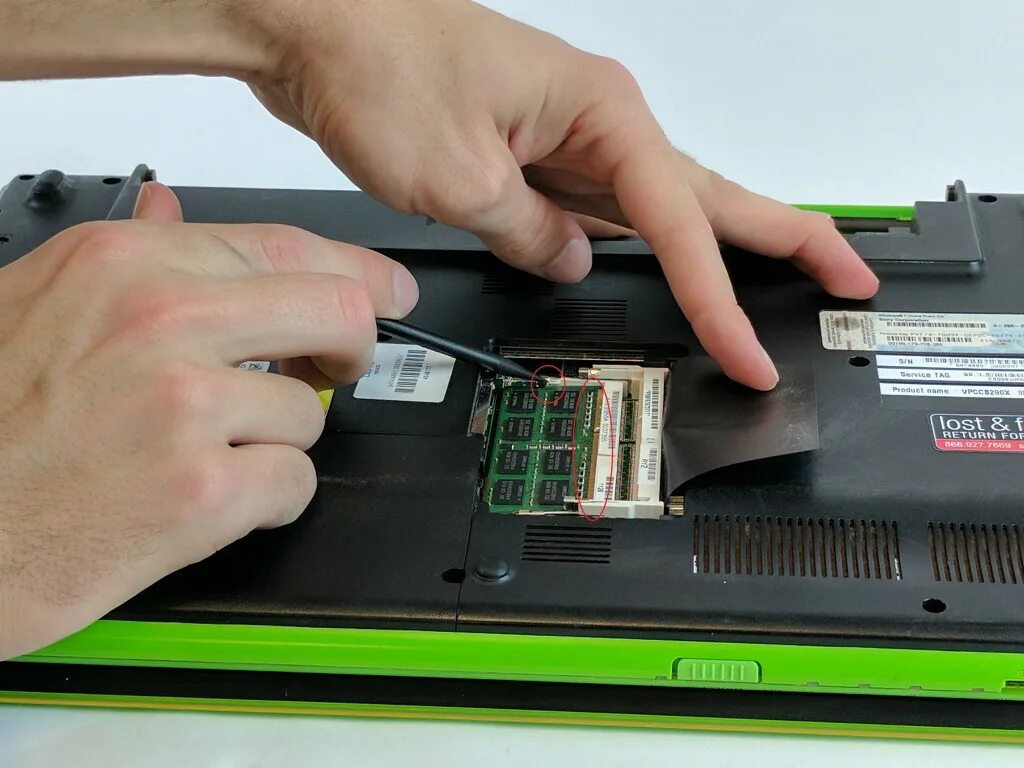 Как установить оперативную память в ноутбук. Sony vaio оперативная память. замена оперативной памяти на ноутбуке. оперативка для ноутбука sony vaio. вытащить оперативную память.