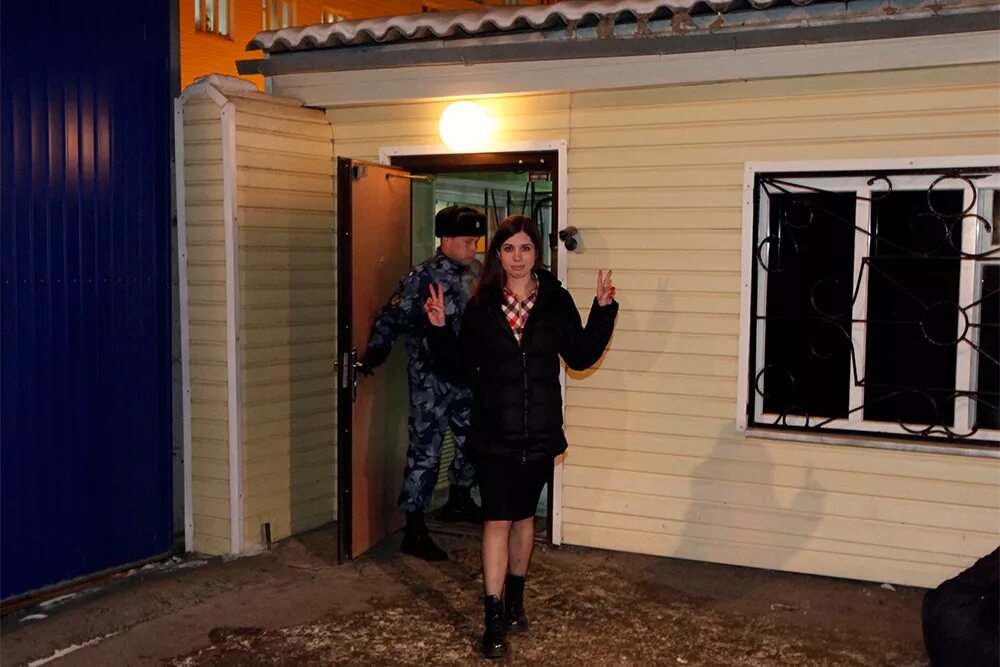 девушка вышла на свободу. шгюльчхера бабакулова. суд приговор. анастасия левашова коктейль молотова. девушка вышла на свободу.