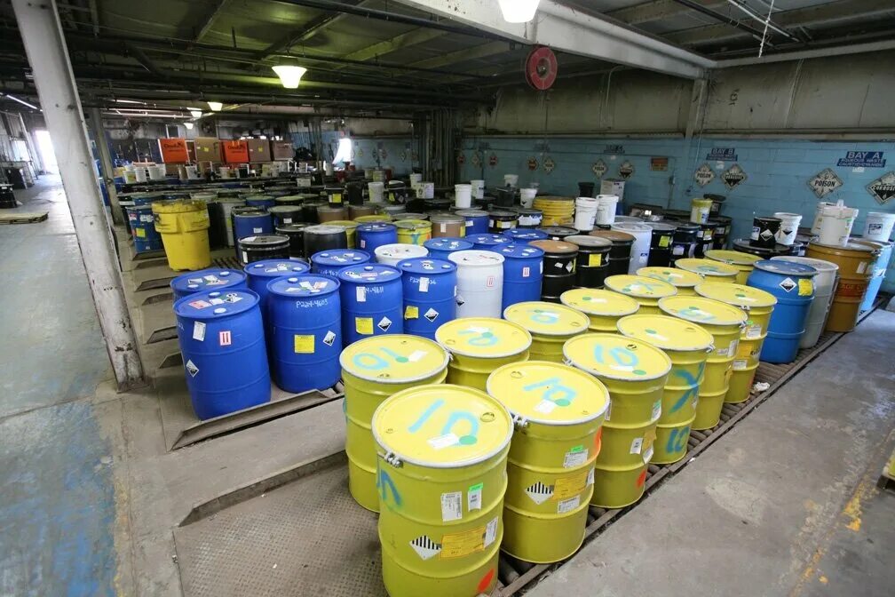 Производственными отходами. Емкость для радиоактивных отходов. Утилизация отходов производства. Утилизация отходов нефтепродуктов. Утилизация токсичных отходов.