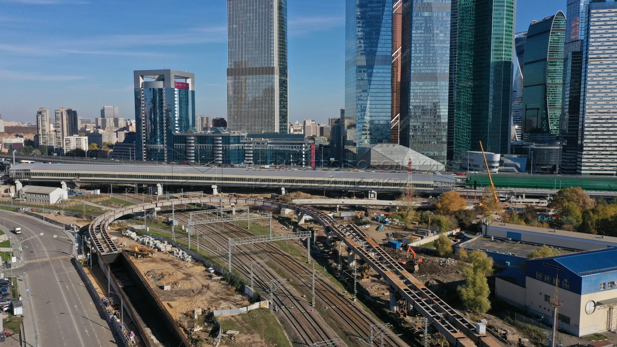 Северный дублёр кутузовского проспекта. Эстакады в москве москва сити. Транспортная мир москва. Вид с москва сити. Мцд на фоне москва сити.