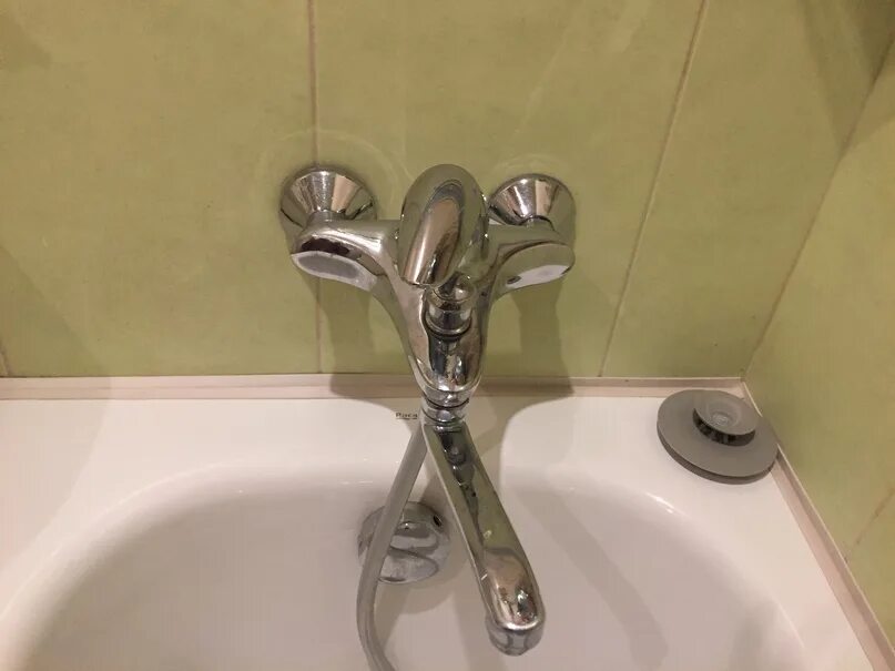 Монтаж смесителя в ванной. Крепление крана в ванной к стене над ванной. Крепление для смесителя в ванную. Монтаж смесителя. Элементы труб для смесителя.