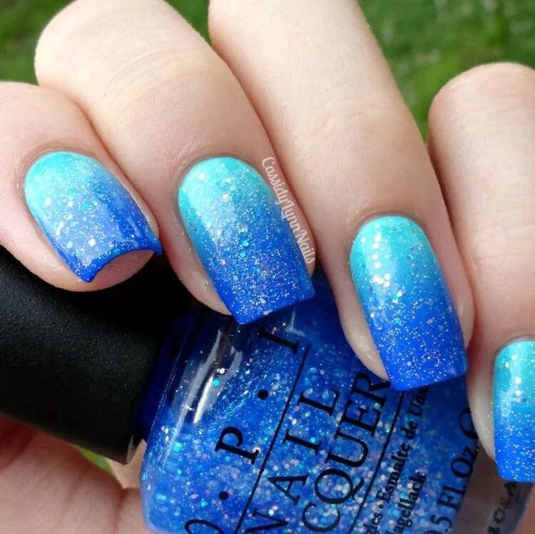ногти синие с блестками. голубые блестящие ногти. блестящие ногти. голубые ногти с блестками. голубой маникюр с блёстками.