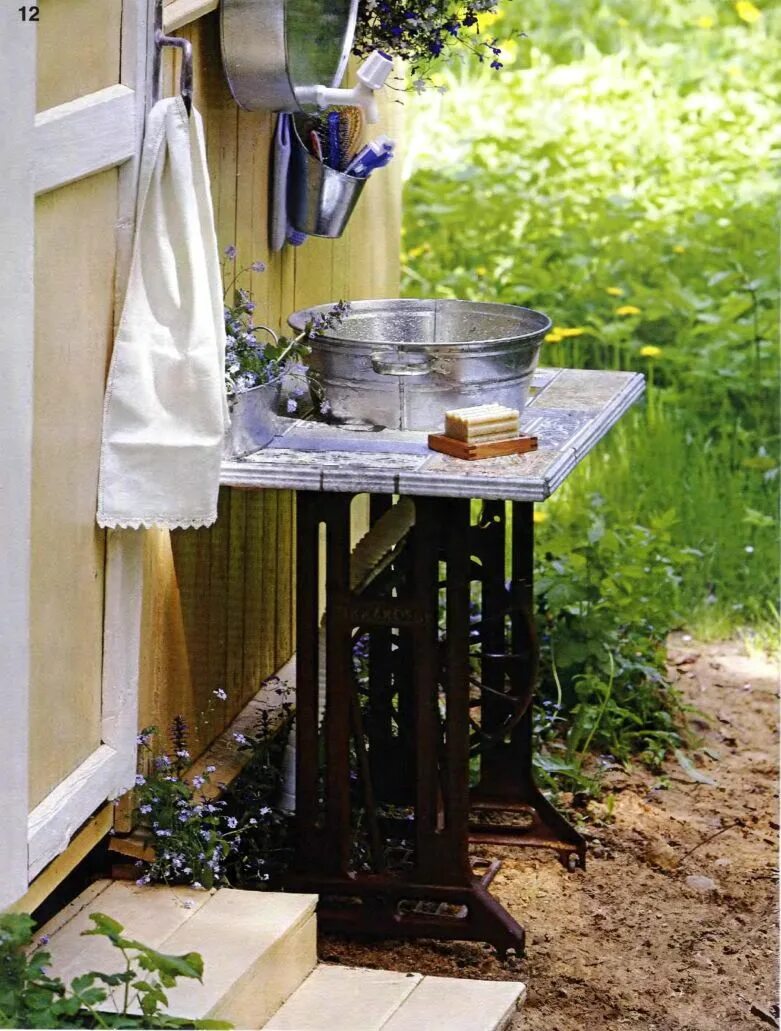 мебель из старых оконных рам. цветник из старого холодильника. полочка из старых ремней. декор для сада из старых рам. мебель из чемоданов.